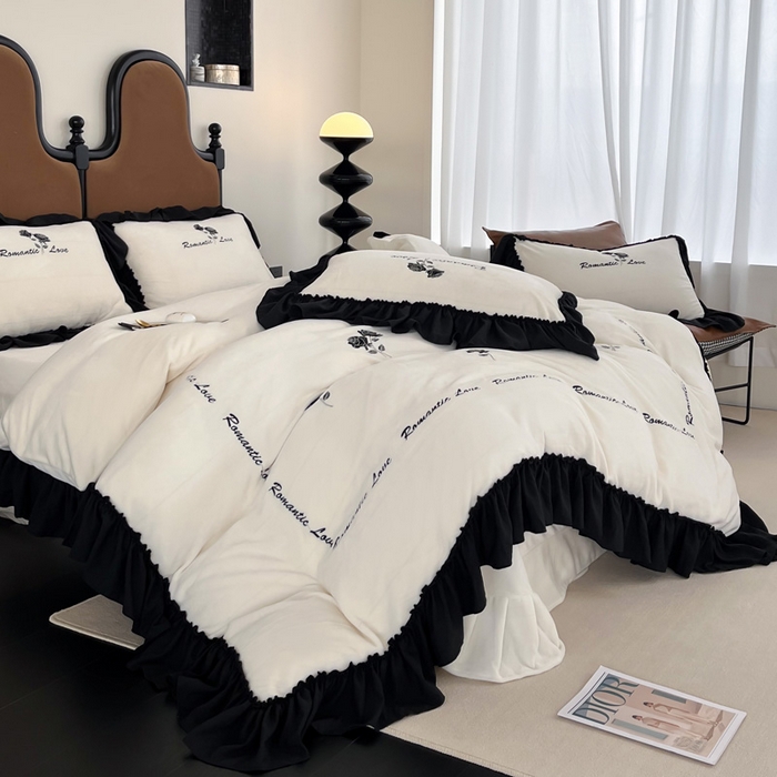 91家纺网 家纺一手货源 找家纺 凯美家居 2024新款法式牛奶绒刺绣四件套-欧雅 欧雅-奶白黑玫瑰