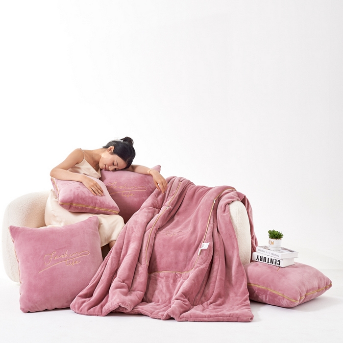 91家纺网 家纺一手货源 找家纺 照世家纺 2024新款牛奶绒轻奢抱枕被 豆沙