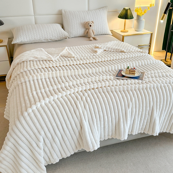 91家纺网 家纺一手货源 找家纺 芸锦豪 2024新款仿兔毛抽条毛毯-卷边款 白色