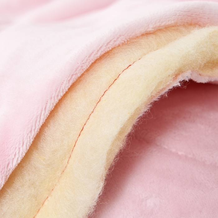 91家纺网 家纺一手货源 找家纺 照世家纺 2024新款牛奶绒轻奢抱枕被 浅粉