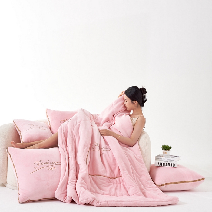 91家纺网 家纺一手货源 找家纺 照世家纺 2024新款牛奶绒轻奢抱枕被 浅粉