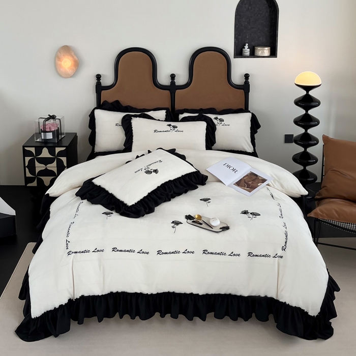 91家纺网 家纺一手货源 找家纺 凯美家居 2024新款法式牛奶绒刺绣四件套-欧雅 欧雅-奶白黑玫瑰