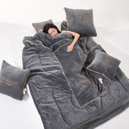 照世家纺 2024新款牛奶绒轻奢抱枕被 深灰