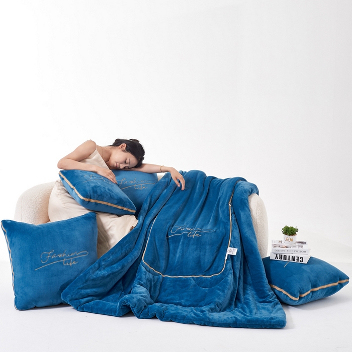 91家纺网 家纺一手货源 找家纺 照世家纺 2024新款牛奶绒轻奢抱枕被 宝石蓝