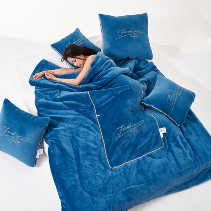 照世家纺 2024新款牛奶绒轻奢抱枕被 宝石蓝