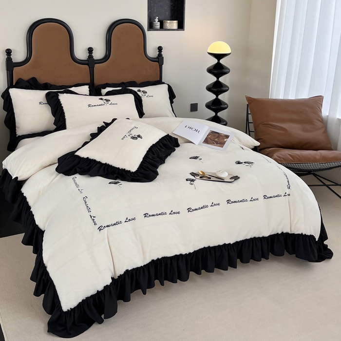 91家纺网 家纺一手货源 找家纺 凯美家居 2024新款法式牛奶绒刺绣四件套-欧雅 欧雅-奶白黑玫瑰