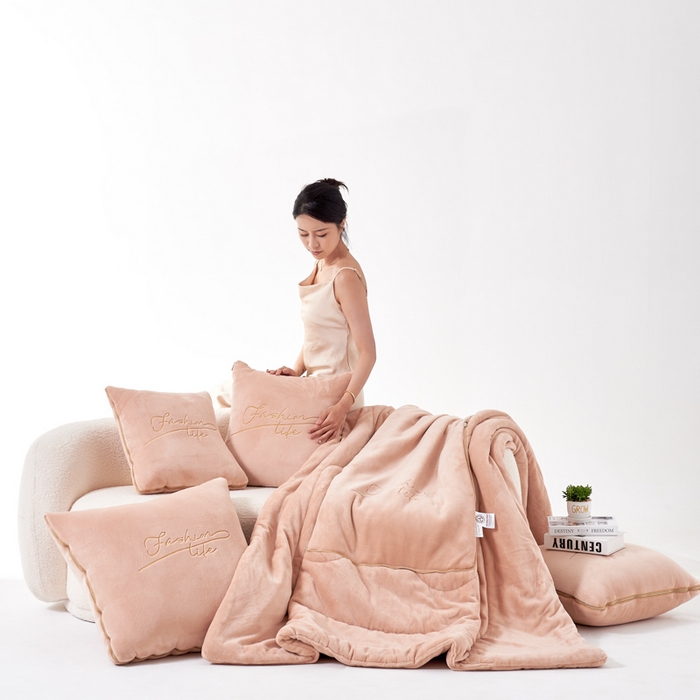 91家纺网 家纺一手货源 找家纺 照世家纺 2024新款牛奶绒轻奢抱枕被 驼色