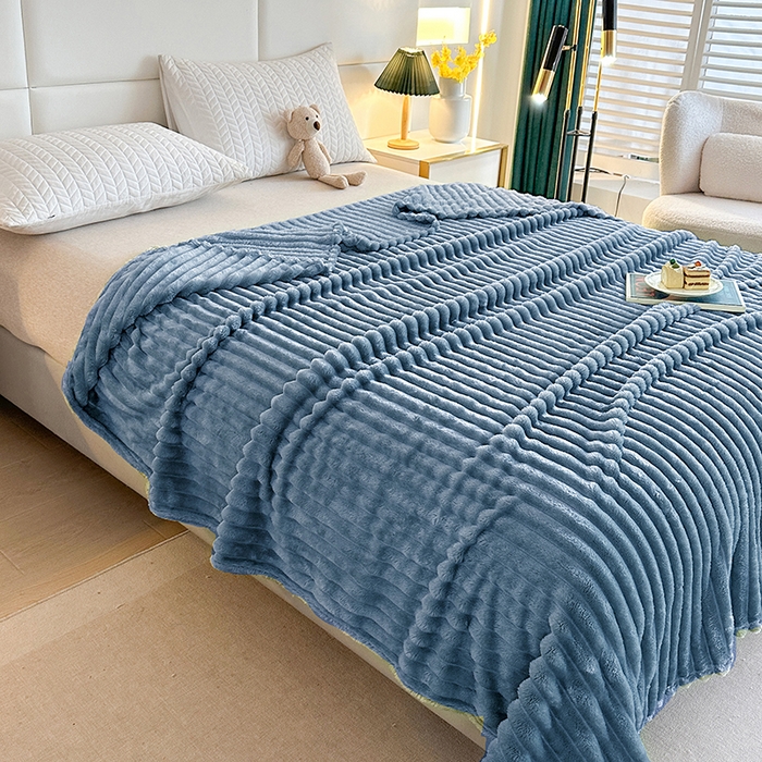 91家纺网 家纺一手货源 找家纺 芸锦豪 2024新款仿兔毛抽条毛毯-卷边款 蓝色