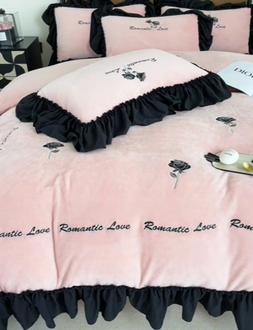 91家纺网 家纺一手货源 找家纺 凯美家居 2024新款法式牛奶绒刺绣四件套-欧雅 欧雅-粉玉