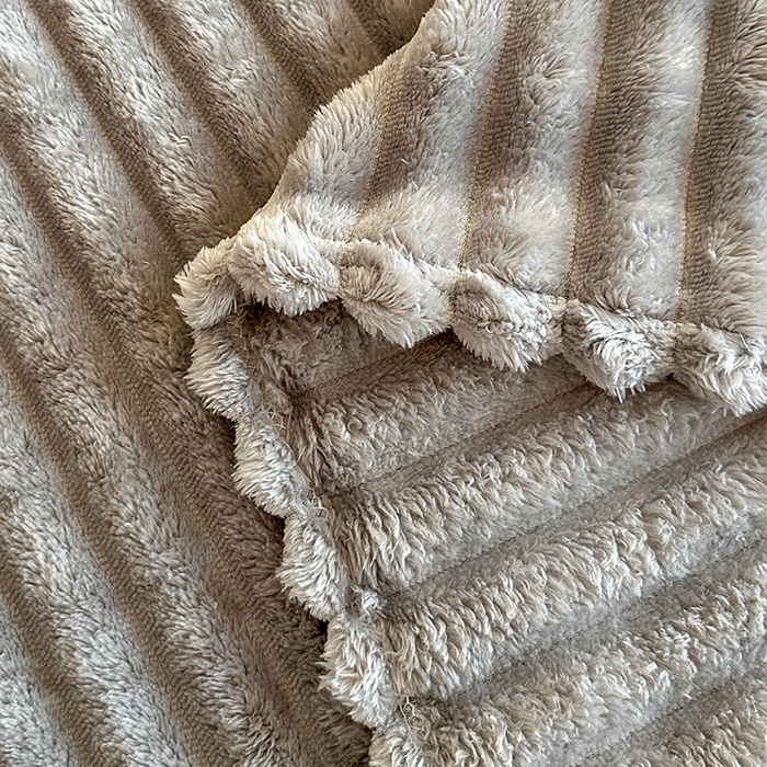 91家纺网 家纺一手货源 找家纺 芸锦豪 2024新款仿兔毛抽条毛毯-卷边款 灰色