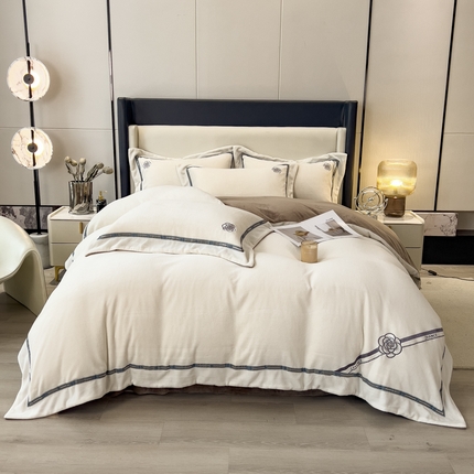 91家纺网 家纺一手货源 找家纺 （总）金绣美居 2025新款全消光牛奶绒高克重加厚宽边绣花保暖四件套-梵星