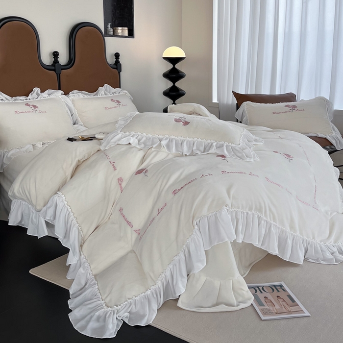 91家纺网 家纺一手货源 找家纺 凯美家居 2024新款法式牛奶绒刺绣四件套-欧雅 欧雅-奶白粉玫瑰