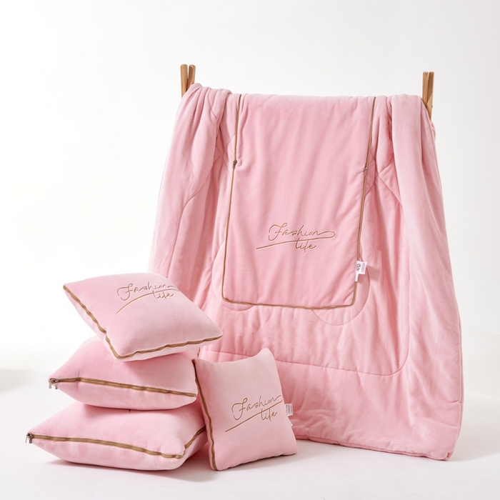 91家纺网 家纺一手货源 找家纺 照世家纺 2024新款牛奶绒轻奢抱枕被 浅粉