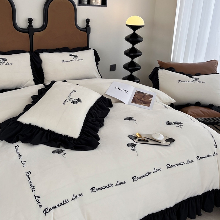 91家纺网 家纺一手货源 找家纺 凯美家居 2024新款法式牛奶绒刺绣四件套-欧雅 欧雅-奶白黑玫瑰