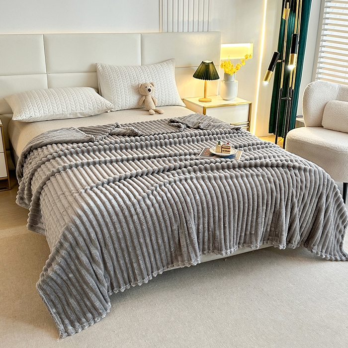 91家纺网 家纺一手货源 找家纺 芸锦豪 2024新款仿兔毛抽条毛毯-卷边款 灰色