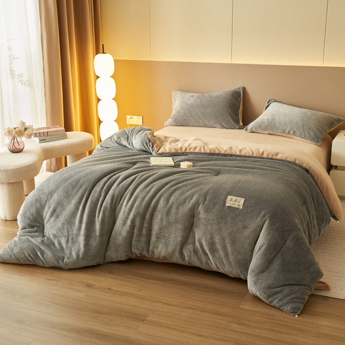 91家纺网 家纺一手货源 找家纺 2024新款牛奶绒提花围棋格冬被四件套 格子-灰拼奶咖