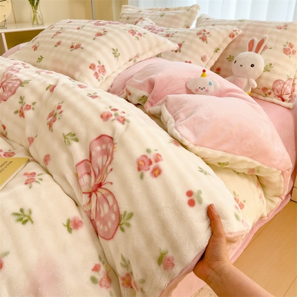 91家纺网 家纺一手货源 找家纺 兄弟坊 2024新款泡泡印花兔毛绒四件套 胡蝶花开-粉-1