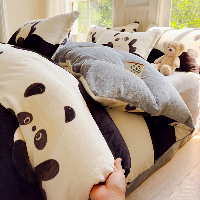 91家纺网 家纺一手货源 找家纺 狂想家 2025新款加厚牛奶绒卡通印花四件套 萌趣森林