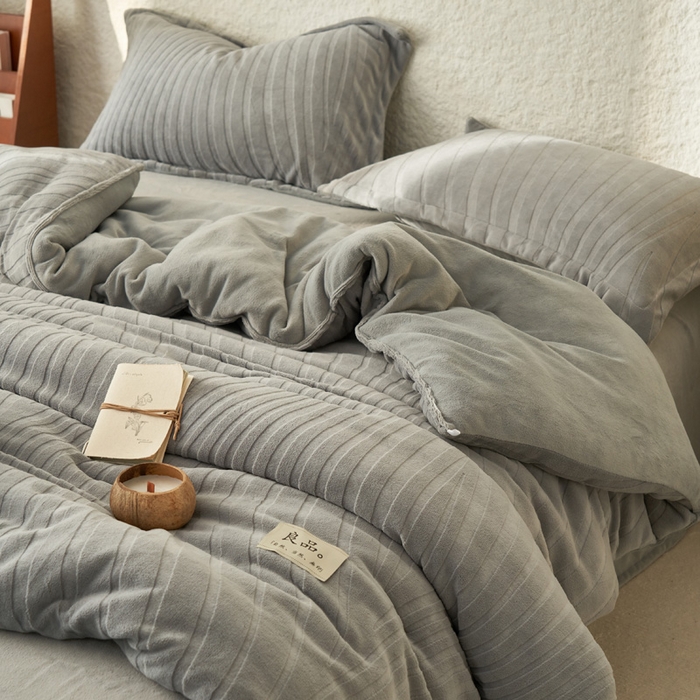 91家纺网 家纺一手货源 找家纺 2024新款牛奶绒牛奶绒雕花冬被四件套 曲线雕花-浅灰