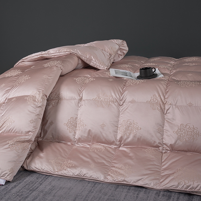 91家纺网 家纺一手货源 找家纺 华盛羽绒被壳 2024新款高精密真丝提花羽绒被婚庆款鹅绒被高端大气羽绒被 粉色