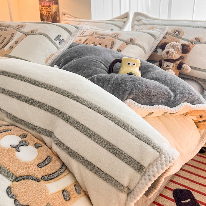 91家纺网 家纺一手货源 找家纺 倾慕家纺 2024新款加厚保暖6D立体雪花绒系列-单枕套 欢乐小虎