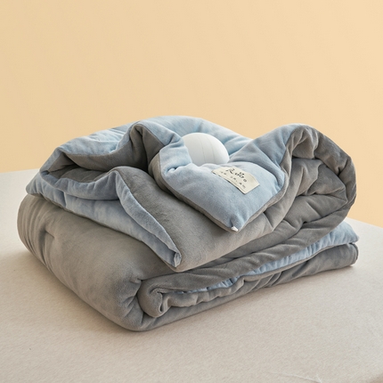 91家纺网 家纺一手货源 找家纺 2024新款双面牛奶绒德绒拼色冬被四件套 德绒拼色-浅蓝