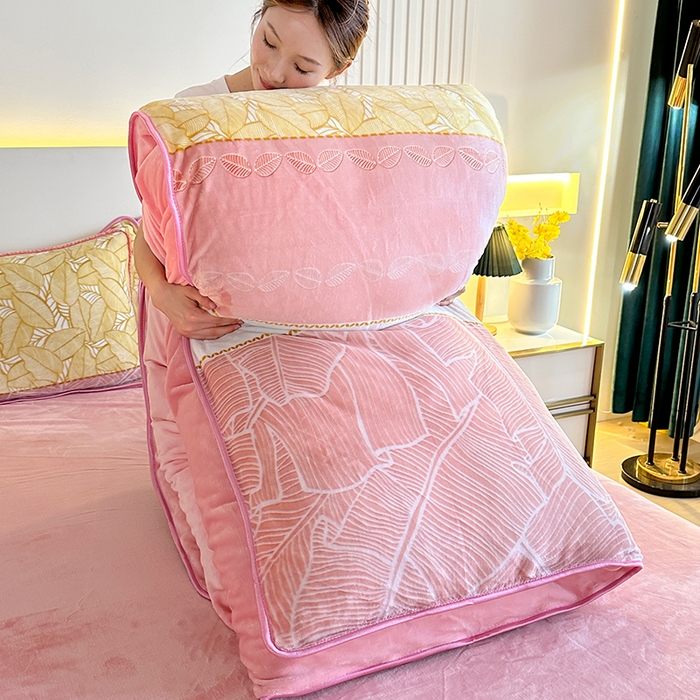 91家纺网 家纺一手货源 找家纺 雨洋2025新款加厚保暖8.5斤牛奶绒金貂婴儿绒四件套 炫彩家人