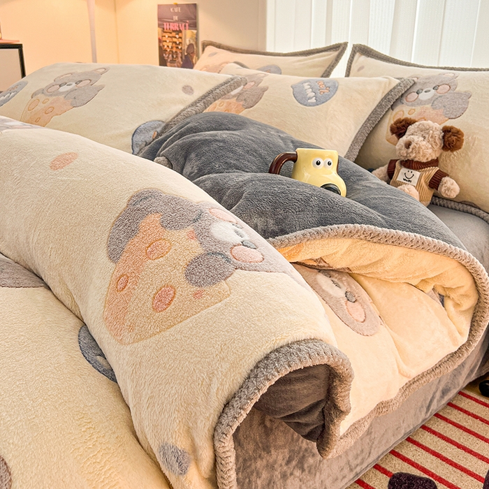 91家纺网 家纺一手货源 找家纺 倾慕家纺 2024新款加厚保暖6D立体雪花绒系列-单被套 奶酪小熊