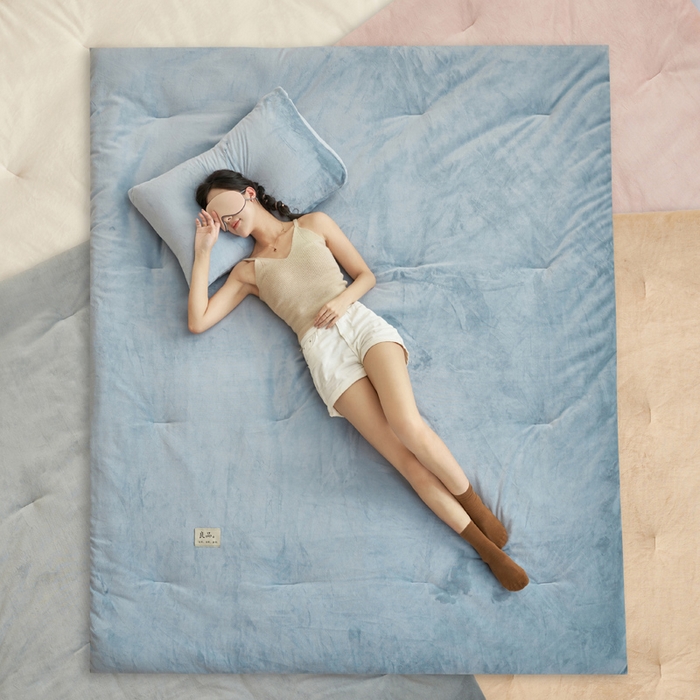 91家纺网 家纺一手货源 找家纺 2024新款双面牛奶绒德绒拼色冬被四件套 德绒拼色-浅蓝