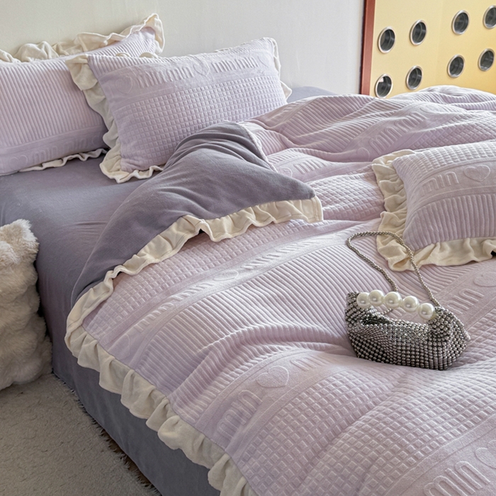 91家纺网 家纺一手货源 找家纺 2024新款法式公主风加厚牛奶绒立体雕花绒四件套 爱心min紫