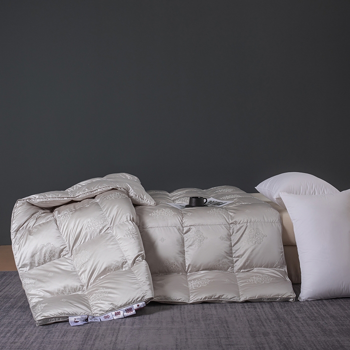91家纺网 家纺一手货源 找家纺 华盛羽绒被壳 2024新款高精密真丝提花羽绒被婚庆款鹅绒被高端大气羽绒被 灰色