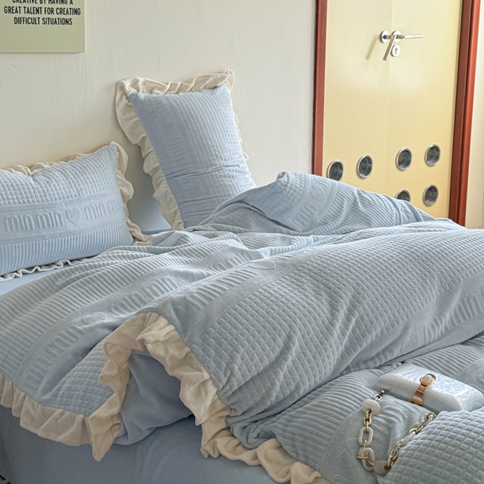 91家纺网 家纺一手货源 找家纺 2024新款法式公主风加厚牛奶绒立体雕花绒四件套 爱心min蓝