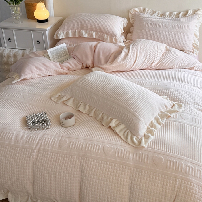 91家纺网 家纺一手货源 找家纺 2024新款法式公主风加厚牛奶绒立体雕花绒四件套 爱心min粉