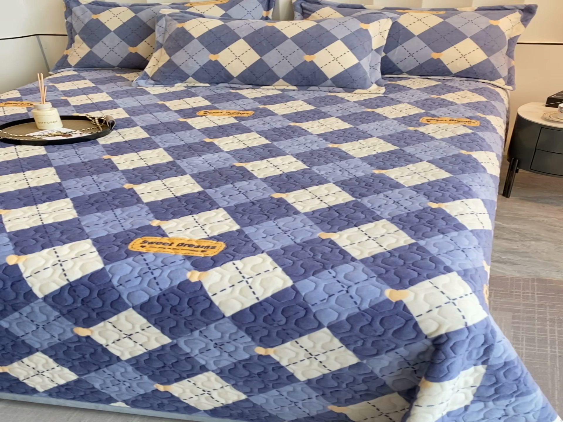 91家纺网 家纺一手货源 找家纺 凯儿 2025新款A类牛奶绒印花单床盖三件套 英伦时光