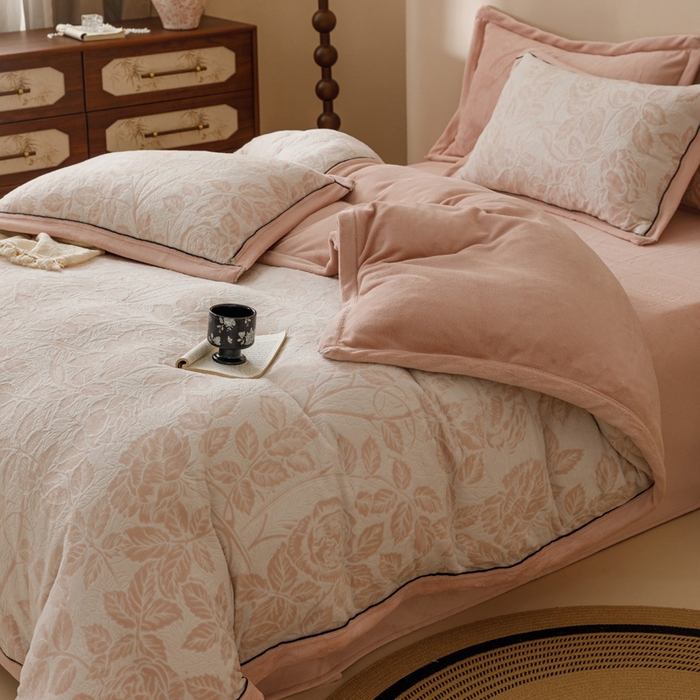 91家纺网 家纺一手货源 找家纺 2024新款牛奶绒染色雕花可拆洗冬被被子被芯 爱意浓浓