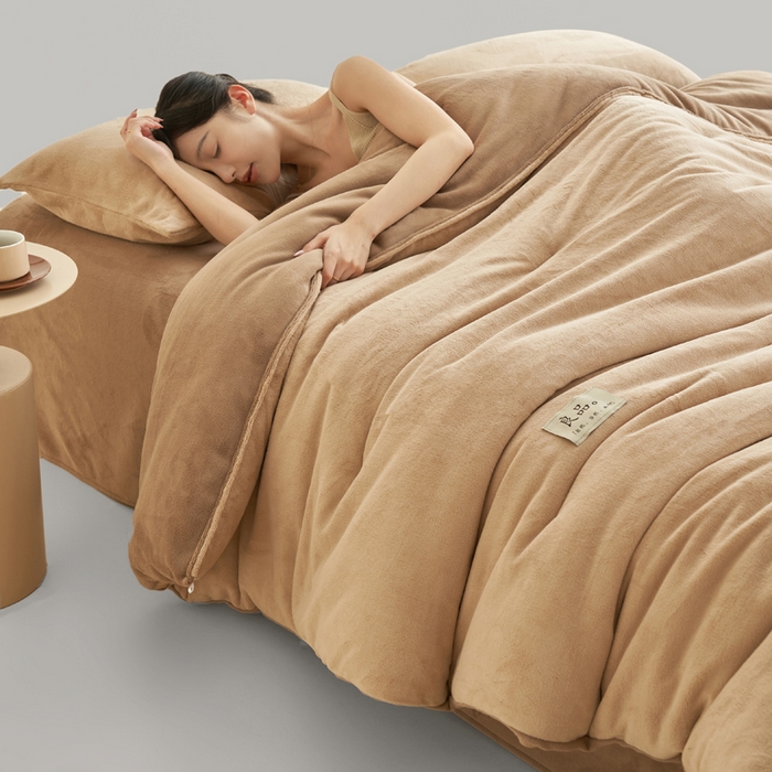 91家纺网 家纺一手货源 找家纺 2024新款双面牛奶绒德绒拼色冬被四件套 德绒拼色-浅驼