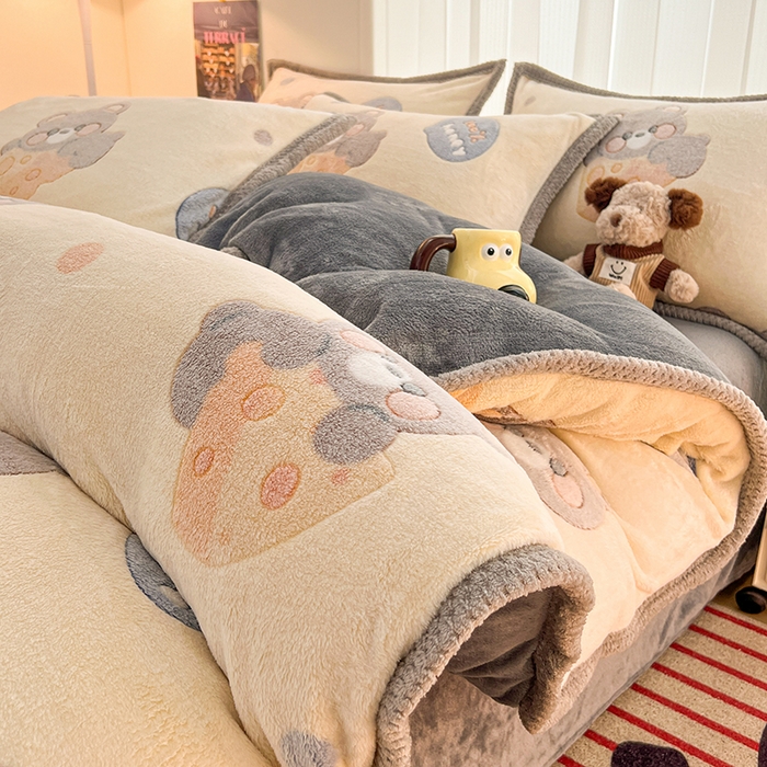 91家纺网 家纺一手货源 找家纺 倾慕家纺 2024新款加厚保暖6D立体雪花绒系列-单被套 奶酪小熊