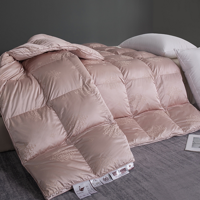 91家纺网 家纺一手货源 找家纺 华盛羽绒被壳 2024新款高精密真丝提花羽绒被婚庆款鹅绒被高端大气羽绒被 粉色