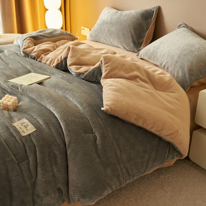 91家纺网 家纺一手货源 找家纺 2024新款牛奶绒提花围棋格冬被四件套 格子-灰拼奶咖