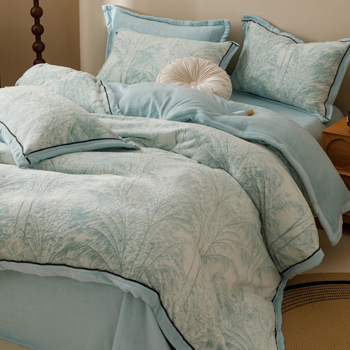 91家纺网 家纺一手货源 找家纺 2024新款牛奶绒染色雕花可拆洗冬被被子被芯 丛林暖意