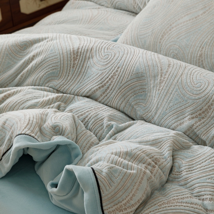 91家纺网 家纺一手货源 找家纺 2024新款牛奶绒染色雕花可拆洗冬被被子被芯 意境云海