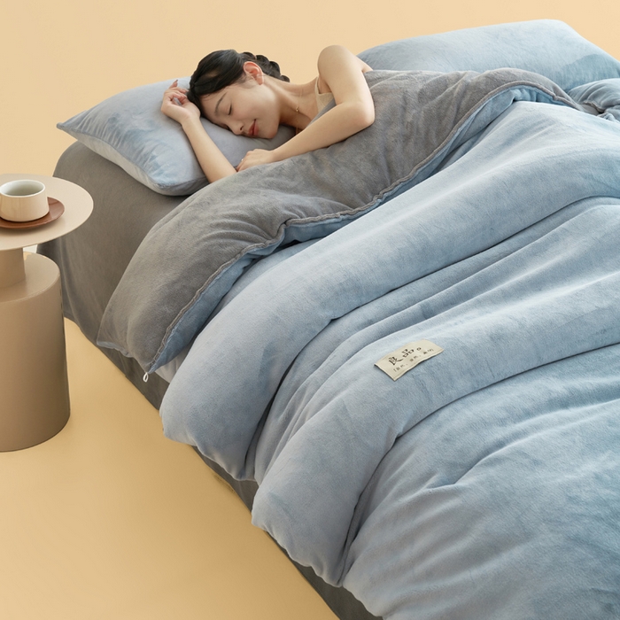 91家纺网 家纺一手货源 找家纺 2024新款双面牛奶绒德绒拼色冬被四件套 德绒拼色-浅蓝