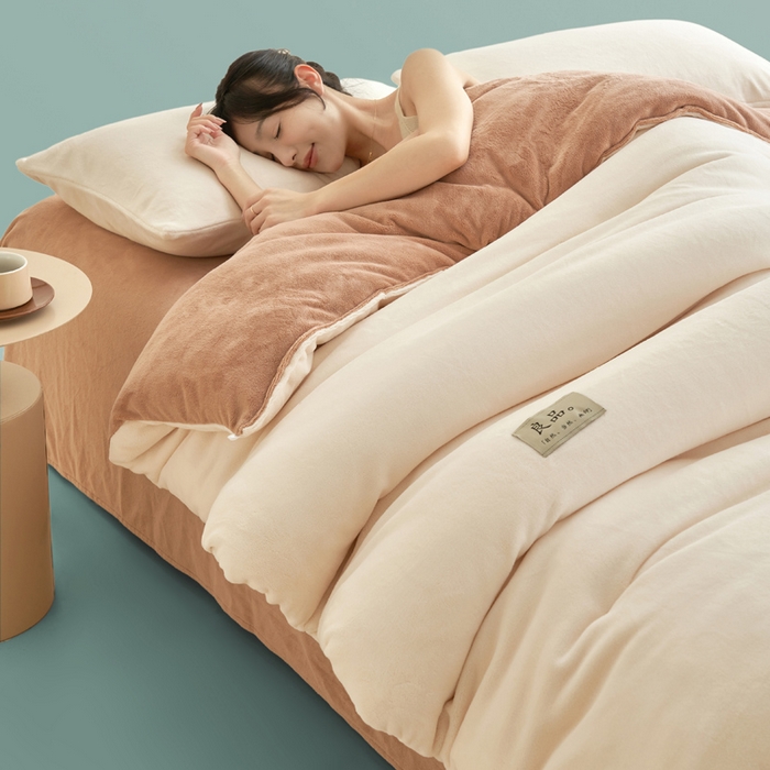 91家纺网 家纺一手货源 找家纺 2024新款双面牛奶绒德绒拼色冬被四件套 德绒拼色-椰白