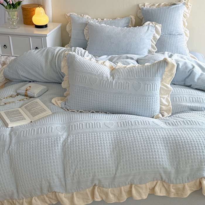 91家纺网 家纺一手货源 找家纺 2024新款法式公主风加厚牛奶绒立体雕花绒四件套 爱心min蓝