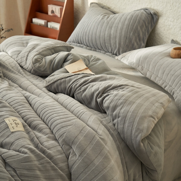 91家纺网 家纺一手货源 找家纺 2024新款牛奶绒牛奶绒雕花冬被四件套 曲线雕花-浅灰