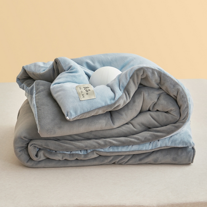 91家纺网 家纺一手货源 找家纺 2024新款双面牛奶绒德绒拼色冬被四件套 德绒拼色-浅蓝