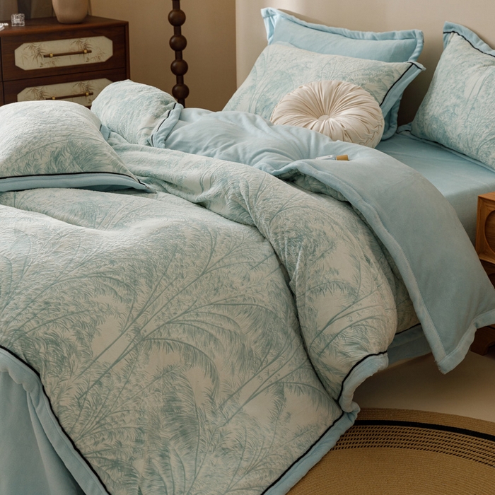 91家纺网 家纺一手货源 找家纺 2024新款牛奶绒染色雕花可拆洗冬被被子被芯 丛林暖意