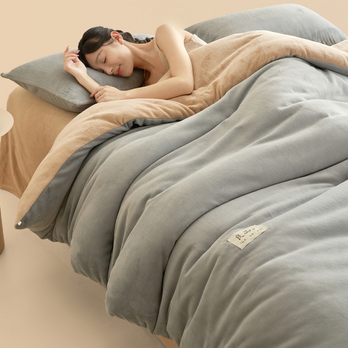 91家纺网 家纺一手货源 找家纺 2024新款双面牛奶绒德绒拼色冬被四件套 德绒拼色-浅灰