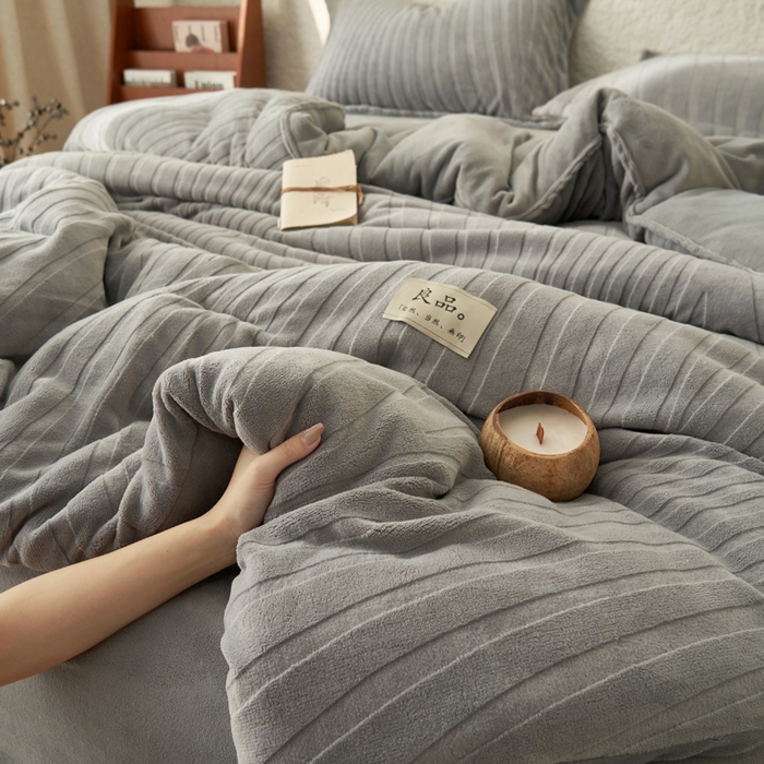 91家纺网 家纺一手货源 找家纺 2024新款牛奶绒牛奶绒雕花冬被四件套 曲线雕花-浅灰