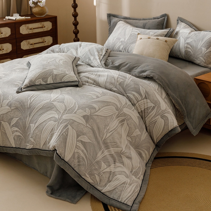 91家纺网 家纺一手货源 找家纺 2024新款牛奶绒染色雕花可拆洗冬被被子被芯 爱在春秋